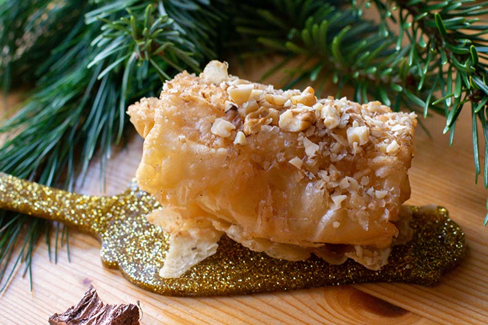 Diples: Greek pastry with honey and walnuts