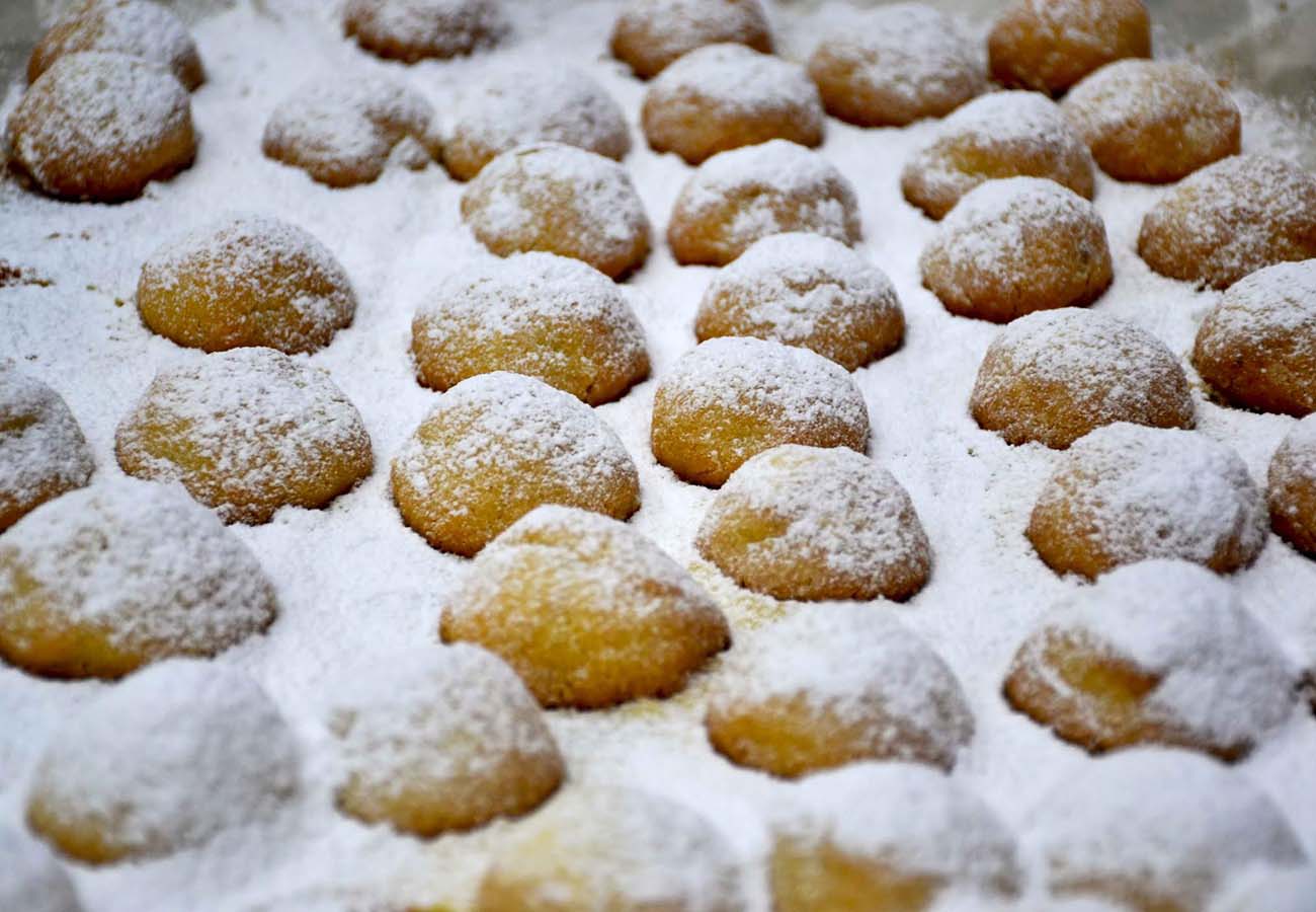 Kourabiedes: Traditional Greek Christmas Cookies